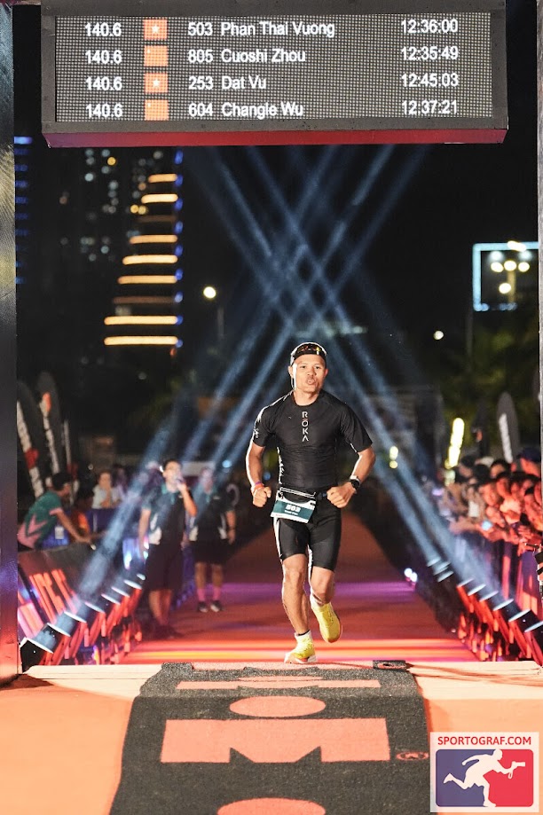 Phan Thái Vương chạy về đích cự ly Ironman 140.6