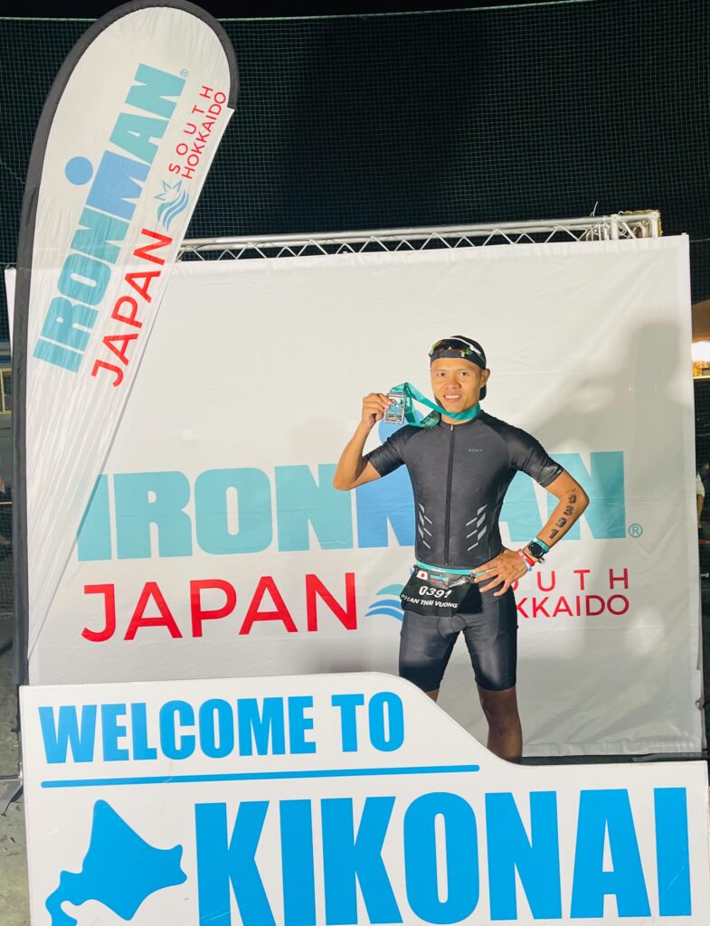 アイアンマン・ジャパン南北海道（木古内）の完走メダルを手にするファン・タイ・ヴゥン