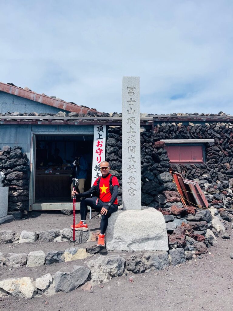 富士山頂上浅間大社奥宮の前のファン・タイ・ヴゥン
